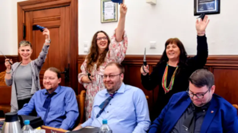 Weiberfastnacht in Köthen: Wilde Damen stürmen Rathaus und schneiden Krawatten ab