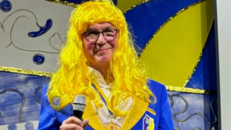 Weiberfastnacht in Mansfeld: Karnevalschef Jörg Litke entgeht Wettschuld mit humorvollem Auftritt