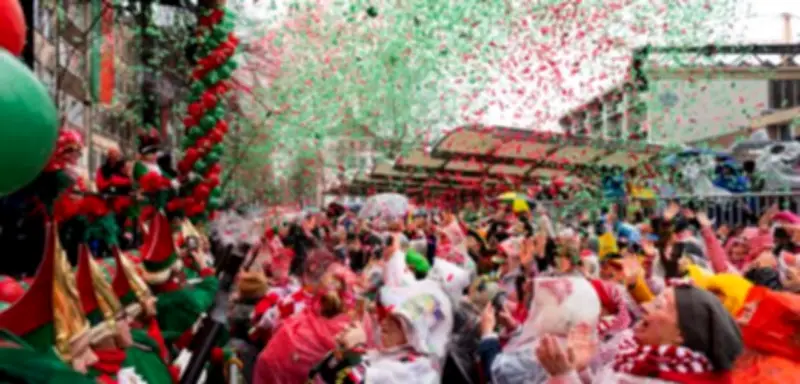 Weiberfastnacht startet im strömenden Regen: Tausende Narren feiern trotz Wetter