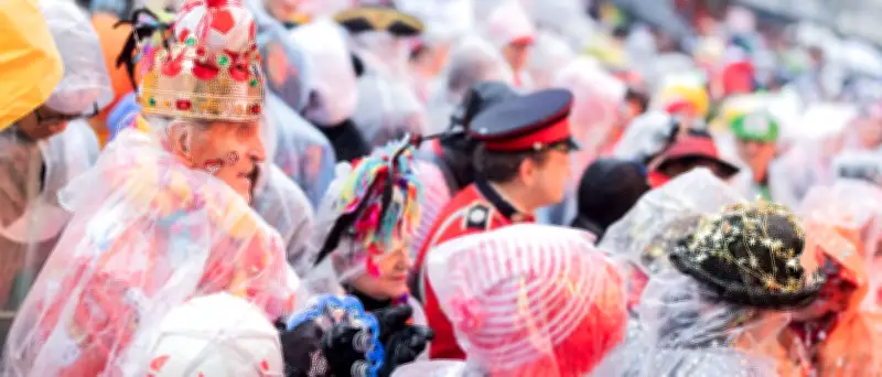 Weiberfastnacht startet mit Regen: Narren feiern trotz Wetterkapriolen im Rheinland
