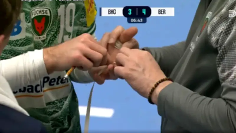 Welthandballer Matthias Gidsel repariert Finger mit Ballpumpen-Nadel vor Spiel