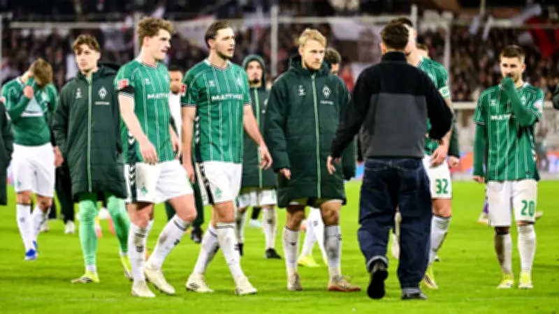 Werder Bremen in der Krise: Fans schicken Spieler nach Niederlage vom Platz