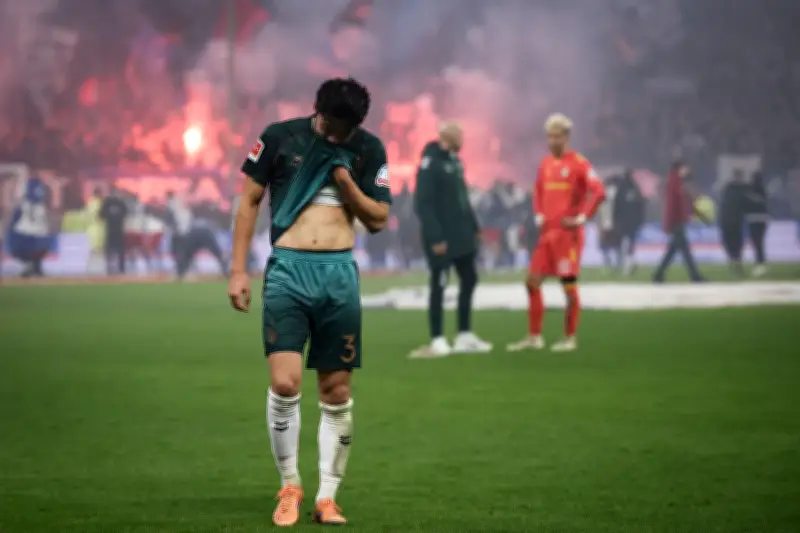 Werder Bremen und Hannover 96: Hohe Geldstrafen wegen Pyro-Verstößen im Fußball