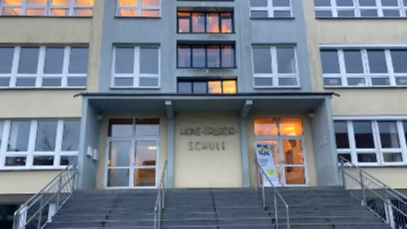 Wie eine Schule in der DDR trotz Ideologie einen drogensüchtigen Autor ehrte