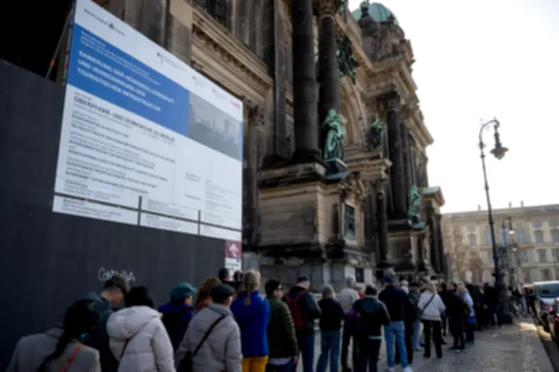 Wiedereröffnung der Hohenzollerngruft: Hunderte Besucher warten geduldig vor dem Berliner Dom