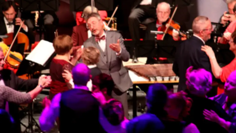 Wiener Ballflair in Neustrelitz: Tanzvergnügen mit Salonorchester am 1. März