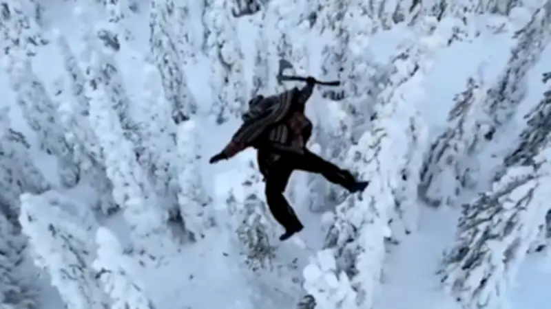 Wikinger-Wahnsinn: Extremsportler springt 20 Meter in Tiefschnee