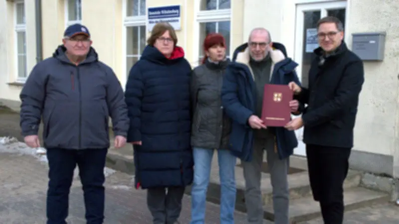 Wilhelmsburgs Bürgermeister erhält 237.000 Euro für Altschulden - Gespräch über DDR-Blöcke und marodes Gemeindehaus