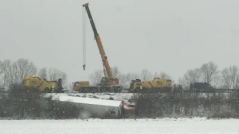 Winterchaos in Ostsachsen: 108 Unfälle durch Eisglätte - Region lahmgelegt