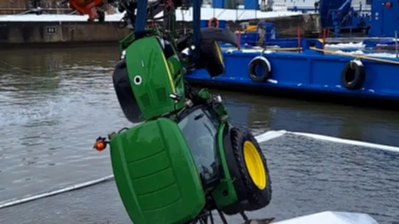 Winterdienst endet im Hafenbecken: Traktor stürzt in eiskaltes Wasser