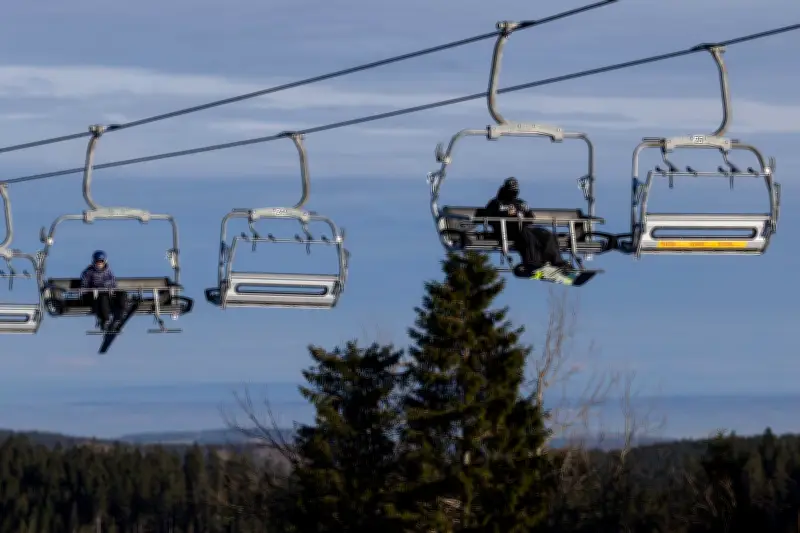 Wintersport im Thüringer Wald: Nur Kunstschnee hält den Betrieb aufrecht