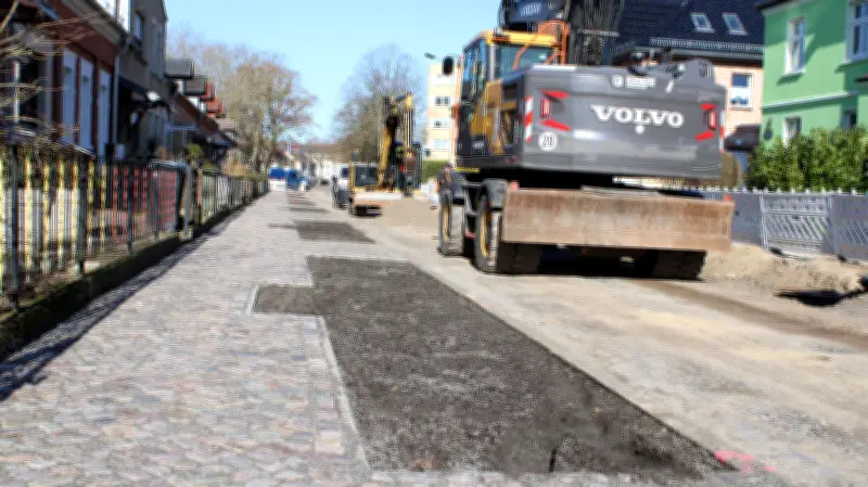 Wittenberge: Kopfsteinpflaster-Geisterbahn auf Bürgersteig wird teuer zurückgebaut