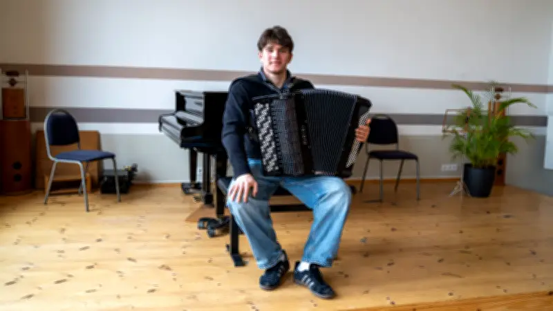 Wittenberger Akkordeonist übt täglich vier Stunden für seine musikalische Karriere