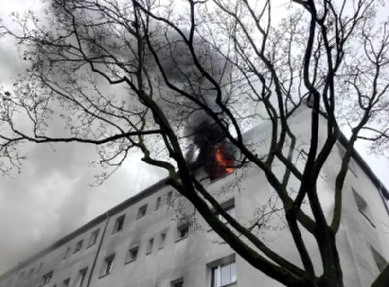Wohnungsbrand in Berlin-Tempelhof: Mann mit Rauchgasvergiftung leicht verletzt