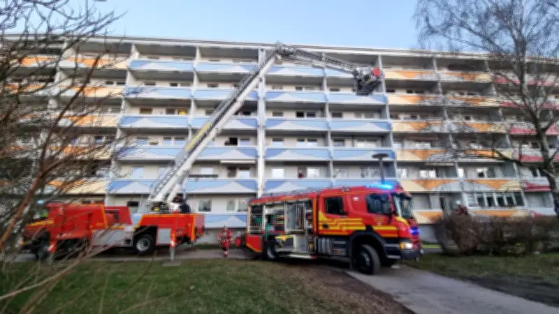Wohnungsbrand in Dessau: Mieter mit Rauchgasvergiftung ins Krankenhaus eingeliefert