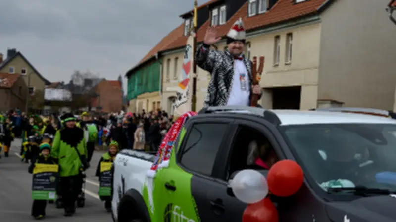 Zeremonienmeister René Reineberg führt den Bennunger Karneval Club durch die turbulente Session