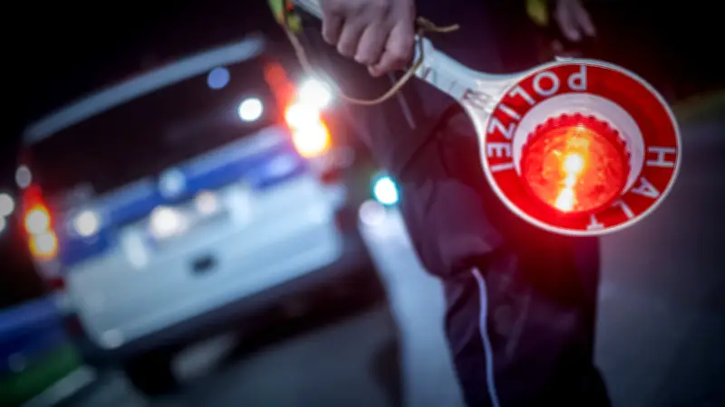 Zeugen beobachten Autodiebstahl in Raguhn - Täter flüchtet und lässt Rucksack zurück