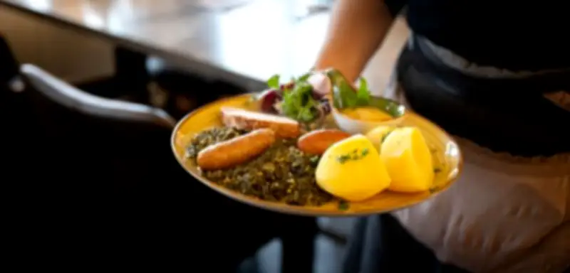 Zoll deckt 2025 tausende Mindestlohn-Verstöße auf – Gastgewerbe besonders betroffen