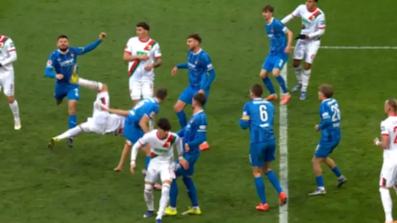 Zupf-Elfmeter entscheidet Schwabenduell: Augsburg schlägt Heidenheim knapp mit 1:0