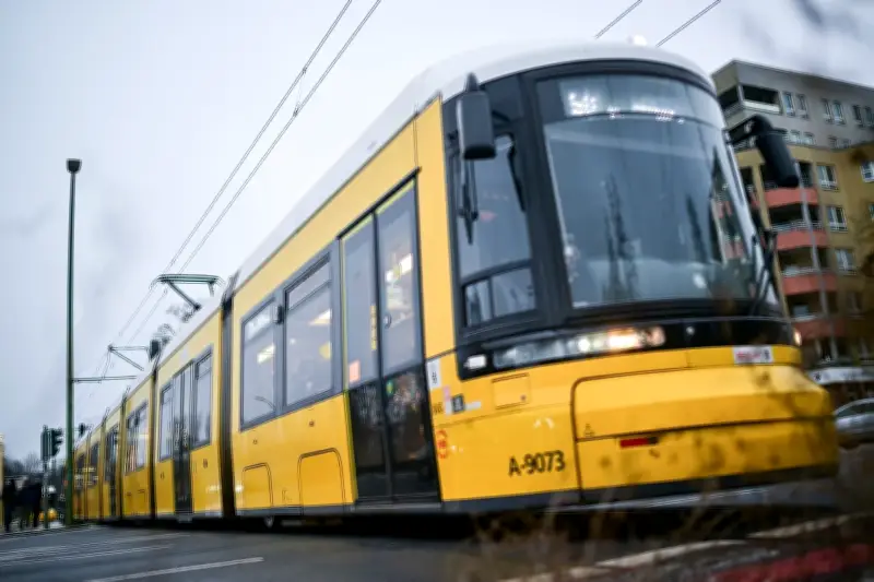 Zwei Verletzte bei Tram-Unfall in Berlin: 78-Jähriger mit Kopfverletzungen im Krankenhaus
