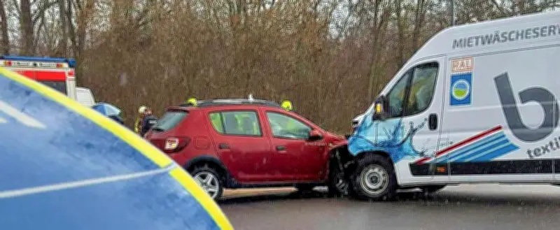 Zwei Verletzte nach Verkehrsunfall in Bitterfeld: Dacia und Transporter kollidieren