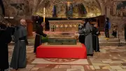 800 Jahre nach seinem Tod: Tausende pilgern zu Gebeinen des Heiligen Franz von Assisi
