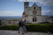 Assisi zeigt erstmals Gebeine des Heiligen Franz von Assisi nach 800 Jahren