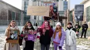 Überlebende sexueller Gewalt demonstrieren vor Kanzleramt: „Wir stehen für die Kinder, die wir waren“
