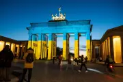 Berlin zeigt Solidarität: Brandenburger Tor leuchtet in ukrainischen Farben