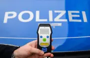 Betrunkener Fahrer ohne Führerschein verursacht Unfall und flüchtet in Langwedel