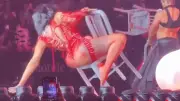 Bühnenunfall bei Konzert: Rap-Star Cardi B stürzt souverän mit Stuhl