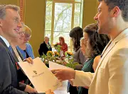 Bildungsminister Riedel überreicht 209 Lehramtszeugnisse an der Uni Halle