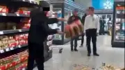Chaos in Thüringer Supermarkt: Afghane verwüstet Kaufland - Kunden müssen eingreifen
