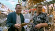 Deko-Shopping für transparente Akzente: Torsten und Anna auf der Suche nach Glas-Elementen