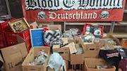 Durchsuchungen bei mutmaßlichem Nazi-Shop: Hitler-Figuren und Hakenkreuze beschlagnahmt