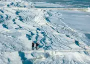 Eisige Wunderwelt: Iglu und Eisberge verzaubern den Ostseestrand bei Zempin