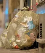 Erneut Probleme bei Gelber-Sack-Abholung in Köthen: Glätte und Unfall als Ursache