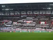 FC Augsburg Fans demonstrieren mit spektakulärer Choreo gegen Videobeweis