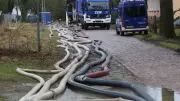 Feuerwehren und THW verteidigen Dörfer in Vorpommern gegen massive Hochwasserfluten