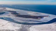 Fotograf dokumentiert gefrorene Ostsee: Eisbrecher-Spur um Hiddensee aus der Luft sichtbar