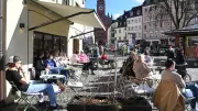 Frühlingserwachen mit 23 Grad: Sonne lockt Münchner in Cafés – bleibt das Wetter so?