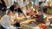 Generationen kochen gemeinsam: Kinder und Senioren schnippeln im Seniorenzentrum Goldene Aue