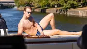 GNTM-Männer in Bademode auf der Spree: Gejohle der Damen und erste Kandidaten müssen gehen