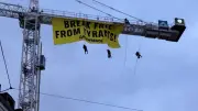 Greenpeace-Protest auf Münchner Kran: Riesenbanner gegen Sicherheitskonferenz