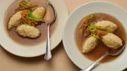 Grießnocken in Tafelspitzconsommé: Wiener Klassiker mit kräftiger Brühe