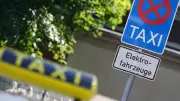 Hamburg stockt E-Taxi-Förderung auf: Weitere 700.000 Euro für klimafreundliche Taxiflotte