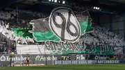 Hannover 96 triumphiert in Bielefeld: Fan-Plakat sendet klare Botschaft