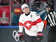 Horror-Crash bei Olympia: Schweizer Star Kevin Fiala nach heftigem Check mit Trage abtransportiert