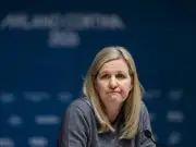 IOC-Präsidentin Coventry blamiert sich bei Olympia-Pressekonferenz 2026