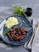 Kalbsleber perfekt zubereiten: So entfernen Sie das Häutchen für zarten Genuss